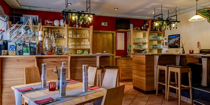Mountainbike Urlaub - Hotel-Schwerpunkt: Mountainbike & Wandern - Blick zum Tresen - Gasthaus Waldfrieden