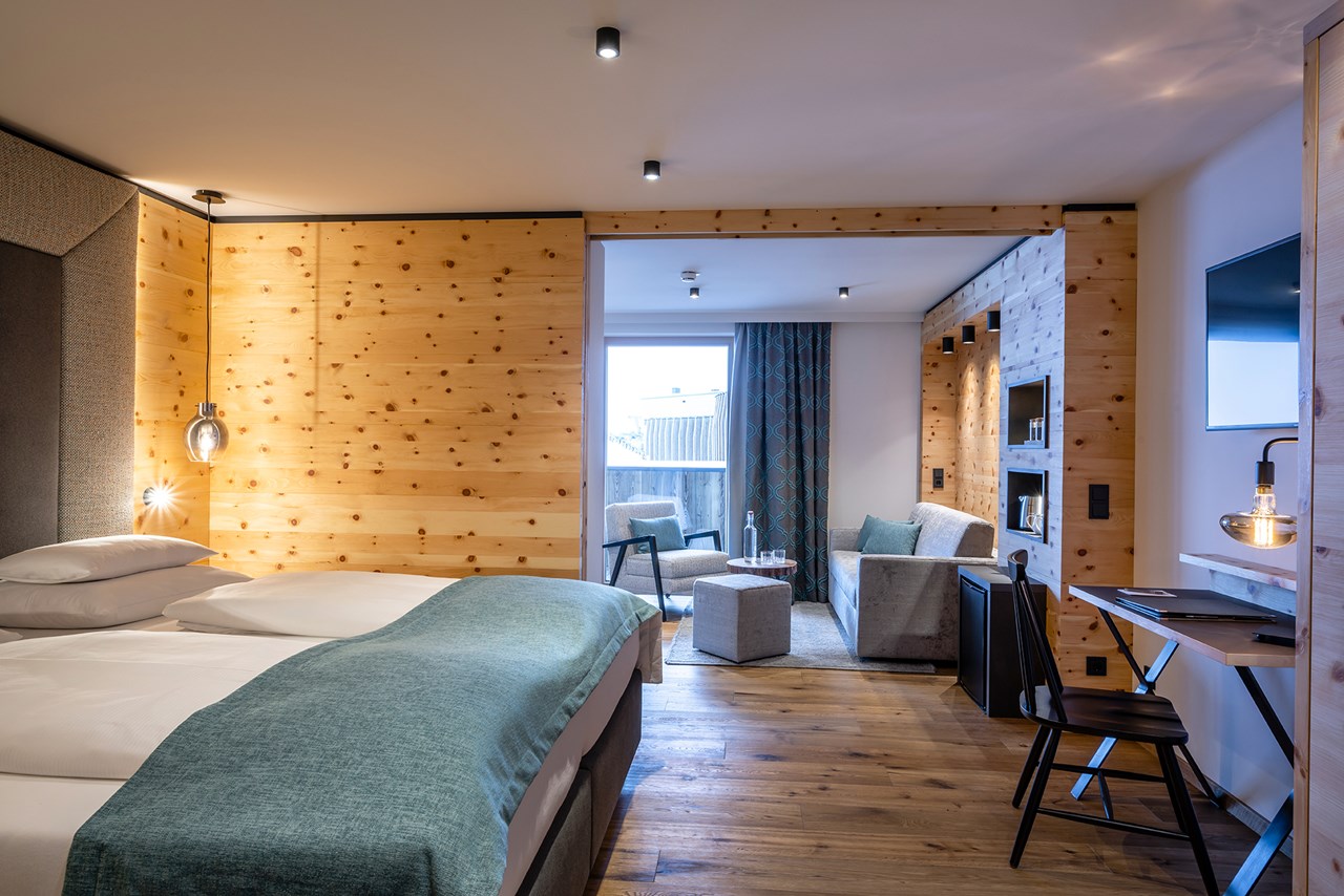 Hotel ZWÖLFERHAUS Zimmerkategorien Zirbensuite Bergzeit