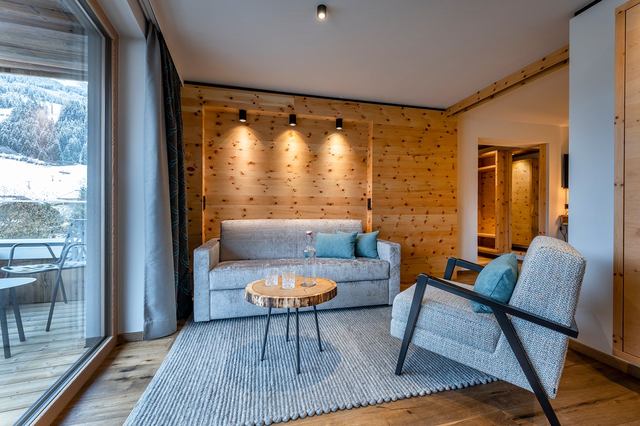 Hotel ZWÖLFERHAUS Zimmerkategorien Zirbensuite Wohlfühlzeit 