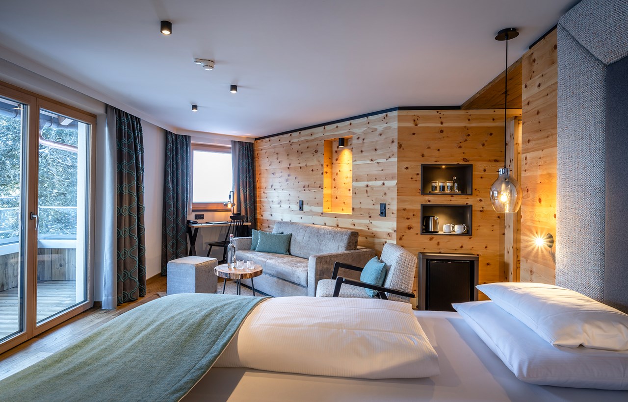 Hotel ZWÖLFERHAUS Zimmerkategorien Zirbensuite Kuschelzeit 