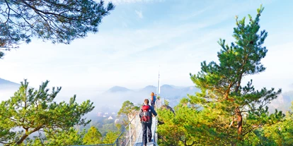 Mountainbike Urlaub - PLZ 66851 (Deutschland) - Aussicht vom Hahnfels auf Erfweiler - Hotel-Restaurant "Die kleine Blume"