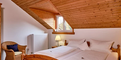 Mountainbike Urlaub - Saarbrücken - Das Familienzimmer ist speziell für Reisende mit Kindern gedacht. Die meist großzügigen Zimmer bieten Platz für mindestens 3 Personen, darunter mindestens zwei Erwachsene. Neben einem Eigenen Bad/WC und Kochnische stehen meistens ein Doppel-und ein Einzelbett oder auch 2 Doppelbetten zur Verfügung. Ko - Apartment & Landhotel Zum Storchennest