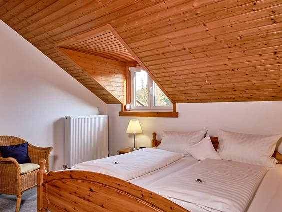 Mountainbikehotel: Das Familienzimmer ist speziell für Reisende mit Kindern gedacht. Die meist großzügigen Zimmer bieten Platz für mindestens 3 Personen, darunter mindestens zwei Erwachsene. Neben einem Eigenen Bad/WC und Kochnische stehen meistens ein Doppel-und ein Einzelbett oder auch 2 Doppelbetten zur Verfügung. Ko - Apartment & Landhotel Zum Storchennest