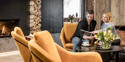 Mountainbike Urlaub - PLZ 6793 (Österreich) - gemütlicher Tagesausklang an der Kaminbar in der Lobby - Alpin ART & SPA Hotel Naudererhof