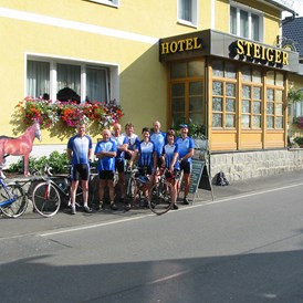 Mountainbikehotel: Belgische Bikergruppe vor Gaststätte- und Hoteleingang - Hotel-Gasthaus Steiger mit Ferienhaus und Ferienwohnungen