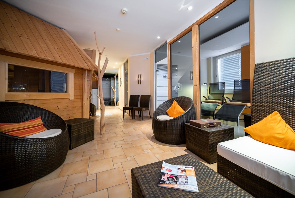 Mountainbikehotel: Traumraum Lounge mit finnischer Sauna Kota und Erlebnisdusche  - ANDERS Hotel Walsrode