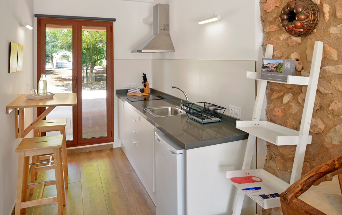Mountainbikehotel: Kitchenette, Küchenzeile des Apartments, ausgestattet mit Geschirr - Agroturismo Fincahotel Son Pou, Felanitx- Mallorca