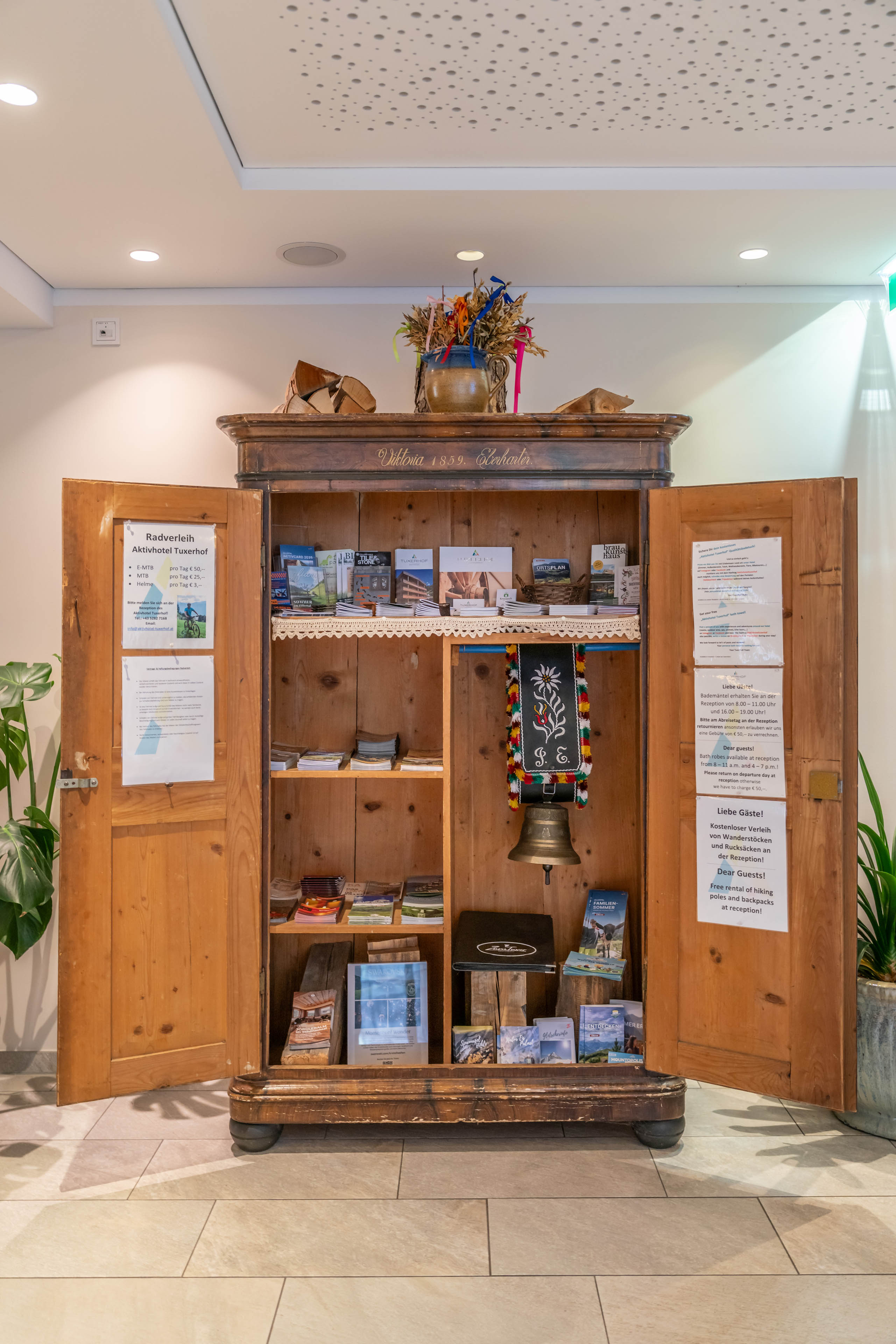 Mountainbikehotel: Infoschrank - Aktivhotel Tuxerhof KG