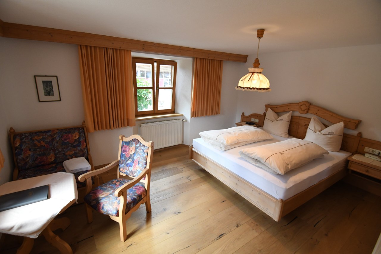 Hotel zum Goldenen Löwen Zimmerkategorien Doppelbett Zimmer Edelweiß