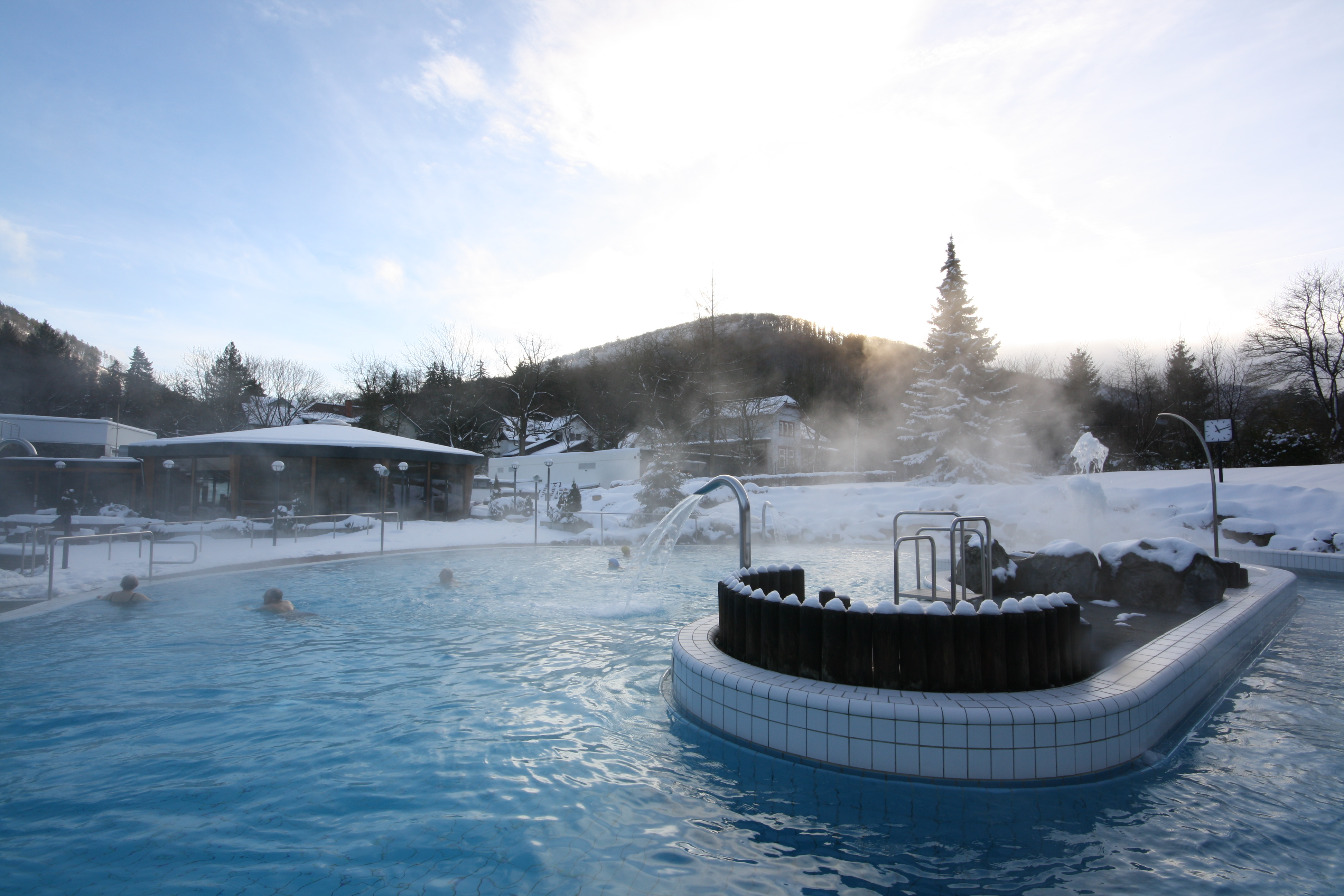 Mountainbikehotel: Außenpool im Winter - Hotel Winterberg