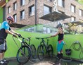 Mountainbikehotel: Nach der Biketour kannst Du Dein Bike an unserem Waschplatz wieder reinigen. - Explorer Hotel Montafon