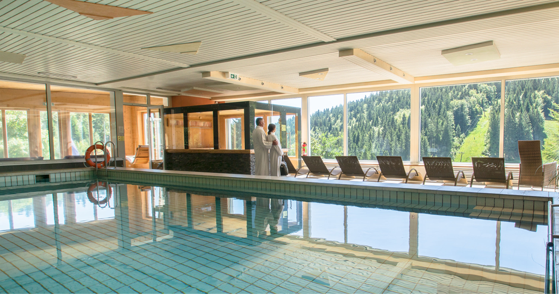 Mountainbikehotel: Panorama-Hallenbad mit Relax-Sauna und Ruhebereich
 - Waldhotel am Notschreipass