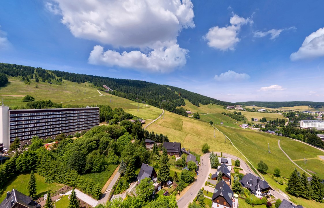 Mountainbikehotel: Aussicht auf das Hotel im Kurort Oberwiesenthal. - AHORN Hotel Am Fichtelberg 