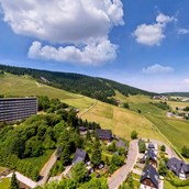 Mountainbikehotel - Aussicht auf das Hotel im Kurort Oberwiesenthal. - AHORN Hotel Am Fichtelberg 