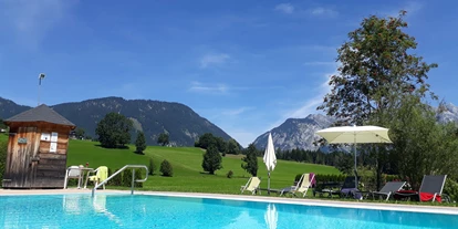 Mountainbike Urlaub - Salzkammergut - beheizter Pool im Hotelgarten  - Landhotel Häuserl im Wald