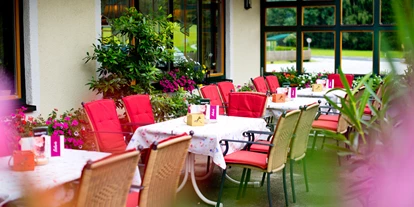 Mountainbike Urlaub - Salzkammergut - gemütlicher Gastgarten  - Landhotel Häuserl im Wald