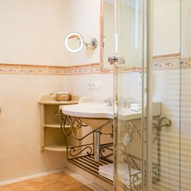 Mountainbikehotel: Moderne Badezimmer mit Dusche in jeder Zimmer-Kategorie - Hotel Der Alpenhof