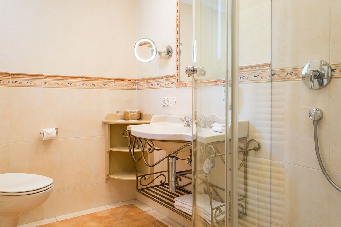 Mountainbikehotel: Moderne Badezimmer mit Dusche in jeder Zimmer-Kategorie - Hotel Der Alpenhof