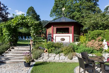 Mountainbikehotel: Großer Garten mit Liegewiese und Kinderspielplatz direkt am Fuße des Wendelstein - Hotel Der Alpenhof