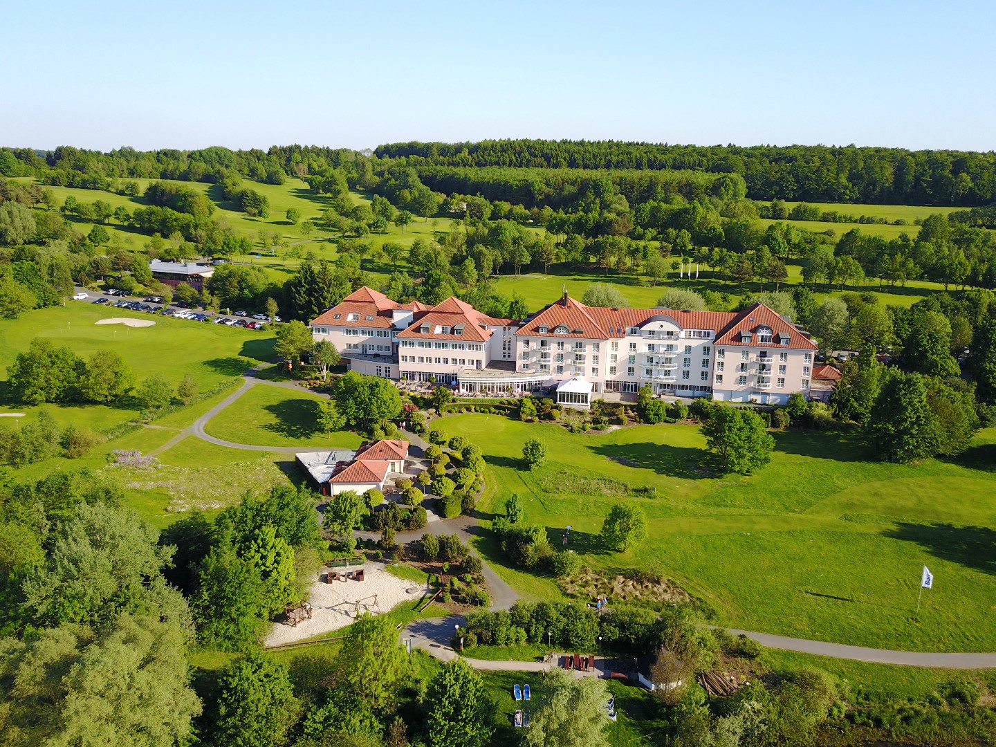 Mountainbikehotel: Außenansicht Sommer - Golf & Sporthotel Wiesensee