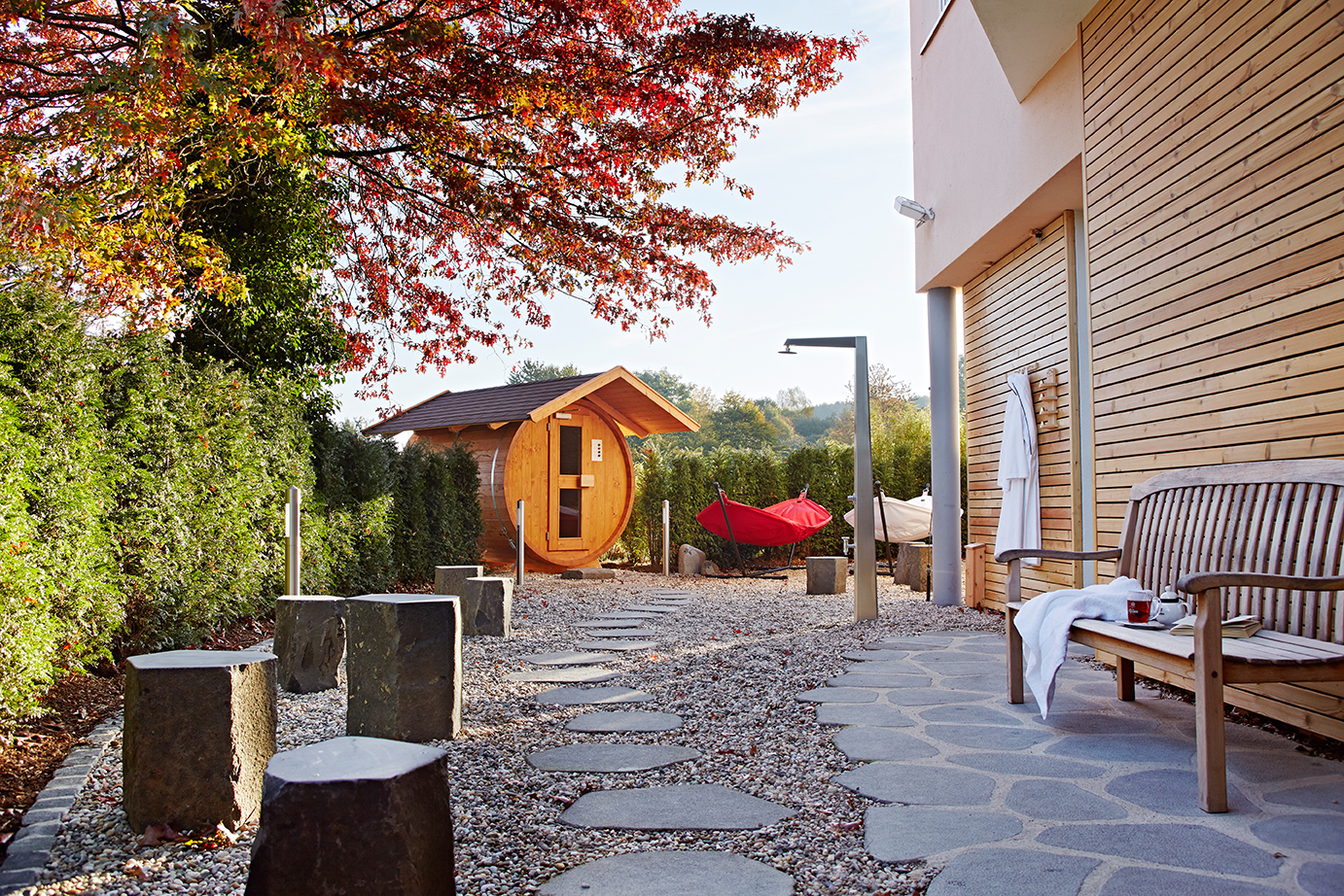 Mountainbikehotel: Ruhebereich außen mit Fasssauna - Golf & Sporthotel Wiesensee