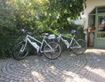 Mountainbikehotel: Wer ganz ohne Anstrengung die Gegend erkunden will, kann sich bei uns ein E-Bike leihen. Die Elektrofahrräder haben einen integrierten Akku, der sich bei Bedarf einschalten und in verschiedenen Stufen regeln lässt. Mit der Unterstützung durch den Motor sind längere und schwierigere Touren als mit dem „normalen“ Rad möglich. Unsere Fahrräder der Marke KTM sind für jedes Gelände geeignet. Ob Sie nun eine gemütliche Tour entlang der Donau oder eine rasante Fahrt durch den hügeligen Bayerischen Wald planen – mit unseren E-Bikes haben Sie immer Rückenwind! - Hotel Lindenhof***