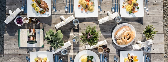 Mountainbikehotel: Wir sind Tradition. Wir sind Familie. Wir sind individuell. Einfach anders. Gastlichkeit und Service, ganz persönlich. Wir freuen uns über interessierte Gäste, die Neues suchen, sich in entspannter Atmosphäre wohlfühlen wollen und unser Haus beleben.
Angeschlossen an unser Hotel haben wir seit Generationen eine eigene Backstube und schon der Ur-Opa hat unseren echten Sauerteig für seine Brote verwendet. Heute backen wir für unsere Stammkunden und Hotelgäste täglich traditionell, frisch und kreativ. Freuen Sie sich auf echte Backkunst zum Frühstück. Mittags und Abends verwöhnen wir ihren Gaumen mit viel frischen regionalen Zutaten und im Sommer auch aus unserem eigenen Kräutergarten.
Viel mehr als ein Hotel. Besuchen Sie uns in der Granitstadt Hauzenberg und spüren Sie die einzigartige Energie und die Kraft der Elemente, die vom Granit ausgehen.
- Zum Stemplinger Hansl