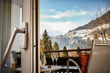 Mountainbikehotel: Panorama Zimmer mit Balkon und Blick auf Bad Gastein und die Gasteiner Bergwelt - CESTA GRAND Aktivhotel & Spa