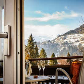 Mountainbikehotel: Panorama Zimmer mit Balkon und Blick auf Bad Gastein und die Gasteiner Bergwelt - CESTA GRAND Aktivhotel & Spa