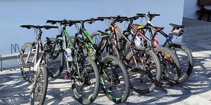 Mountainbike Urlaub - Haustrail - Trentino-Südtirol - Radplatz für eine kurze Rast
(abschließbarer Keller vorhanden) - B&B HOTEL MOTEL SONNECK