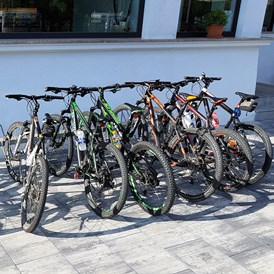 Mountainbikehotel: Radplatz für eine kurze Rast
(abschließbarer Keller vorhanden) - B&B HOTEL MOTEL SONNECK 