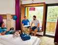 Mountainbikehotel: Die trendigen Design-Zimmer mit Sitzbank bieten viel Stauraum für das Sport-Equipment. - Explorer Hotel Kitzbühel