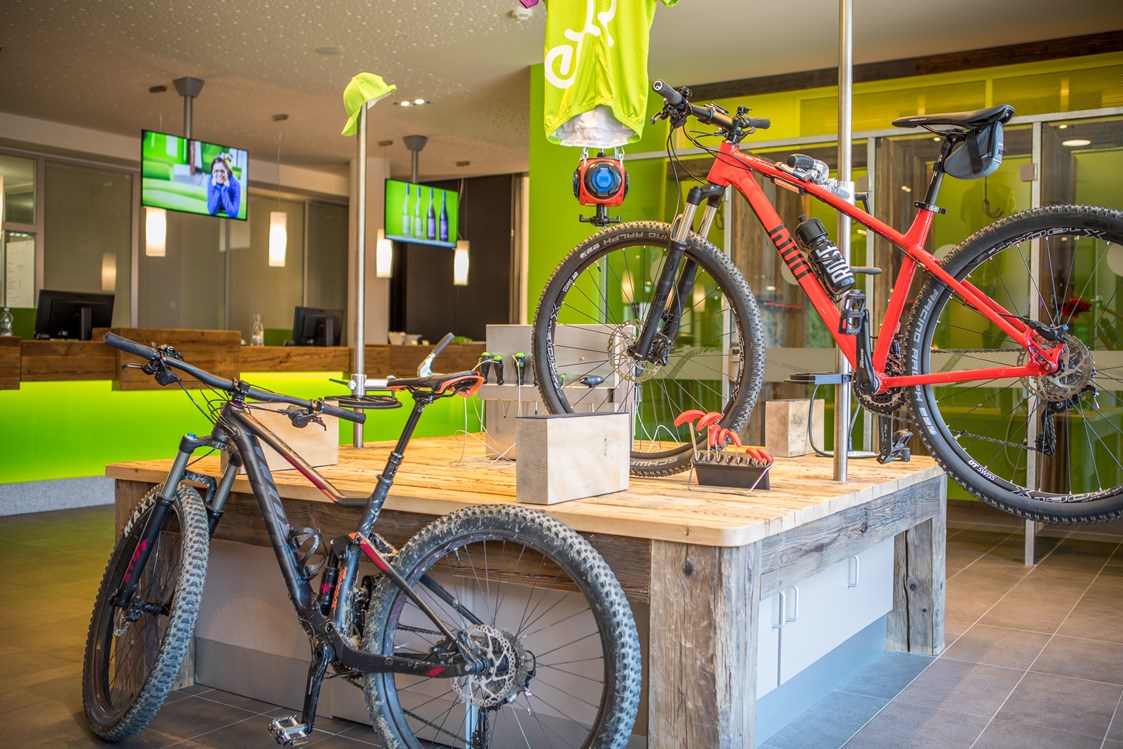 Mountainbikehotel: Bike Area mit Werkbank, Sportlockern, Tourenvorschlägen an der Explorer Wall und Verleih von E-Mountainbikes. - Explorer Hotel Kitzbühel