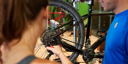 Mountainbike Urlaub - Umgebungsschwerpunkt: See - Werkbank in der Explorer Lounge - Explorer Hotel Berchtesgaden