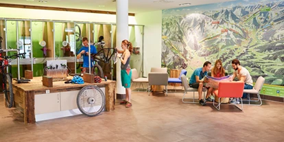 Mountainbike Urlaub - Hotel-Schwerpunkt: Mountainbike & Wandern - Bike Area mit Werkbank, Sportlockern, Tourenvorschlägen an der Explorer Wall und Verleih von E-Mountainbikes. - Explorer Hotel Hinterstoder
