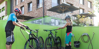 Mountainbike Urlaub - Hotel-Schwerpunkt: Mountainbike & Wandern - Am Bike Waschplatz direkt am Hotel wird jedes Bike wieder sauber. - Explorer Hotel Hinterstoder
