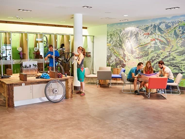 Mountainbikehotel: Bike Area mit Werkbank, Sportlockern, Tourenvorschlägen an der Explorer Wall und Verleih von E-Mountainbikes. - Explorer Hotel Bad Kleinkirchheim