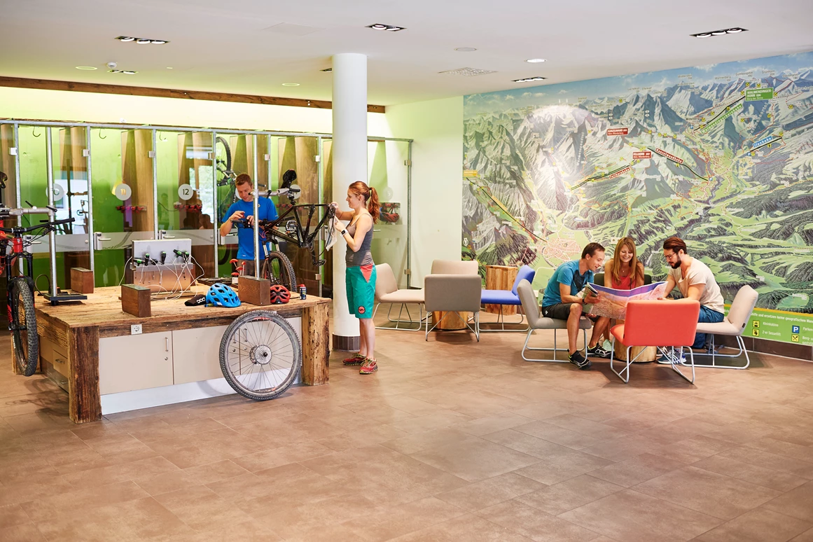 Mountainbikehotel: Bike Area mit Werkbank, Sportlockern, Tourenvorschlägen an der Explorer Wall und Verleih von E-Mountainbikes. - Explorer Hotel Bad Kleinkirchheim