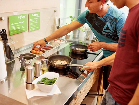 Mountainbikehotel: Die Do-it-yourself Eierbratstation ist das Highlight am vitalen Frühstücksbuffet. Hier kreierst Du Deine Lieblingseierspeise einfach und unkompliziert selbst. - Explorer Hotel Bad Kleinkirchheim