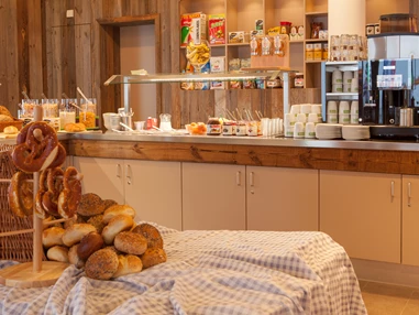 Mountainbikehotel: Das reichhaltige Frühstücksbuffet bietet für jeden Sportler den perfekten Start in den Tag. - Explorer Hotel Bad Kleinkirchheim