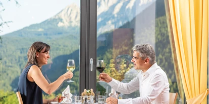 Mountainbike Urlaub - Haustrail - Trentino-Südtirol - gemütliches Abendessen im Panorama Speisesaal - Niggl easygoing Mounthotel