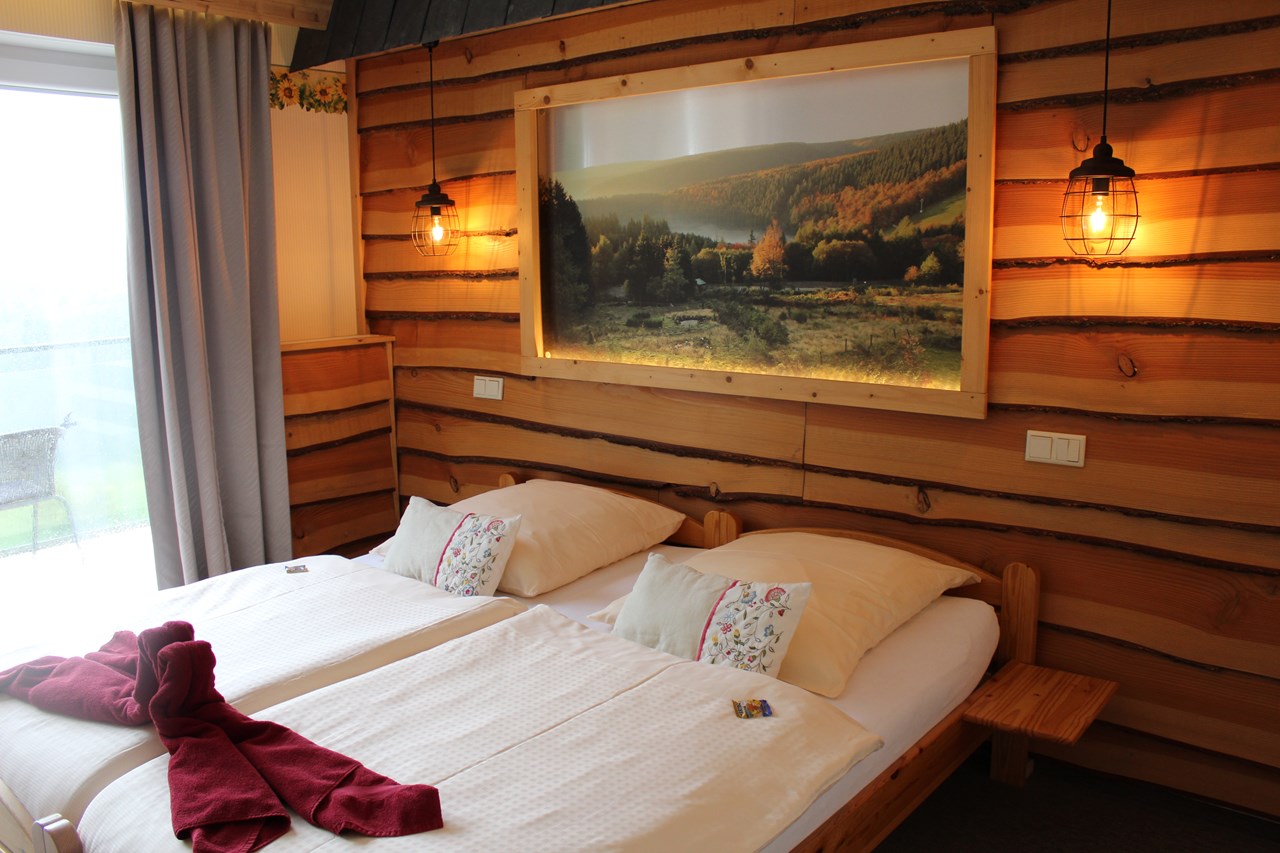 Landhotel Fernsicht*** Zimmerkategorien Doppelzimmer mit Doppel- oder Einzelbetten mit Dusche/Balkon oder Badewanne/Terrasse