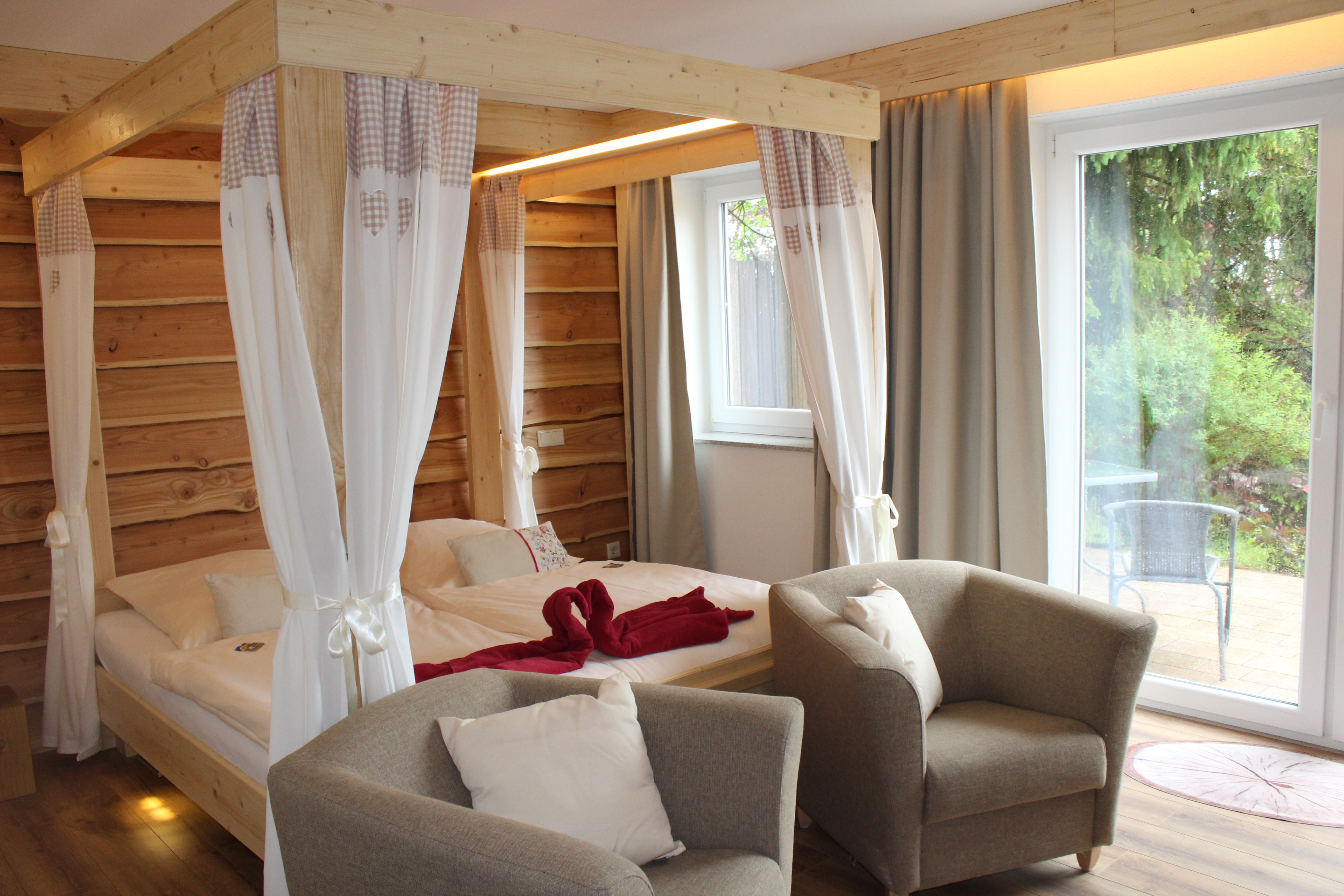 Landhotel Fernsicht*** Zimmerkategorien Großes Komfortzimmer mit Himmelbett, Badewanne und Terrasse