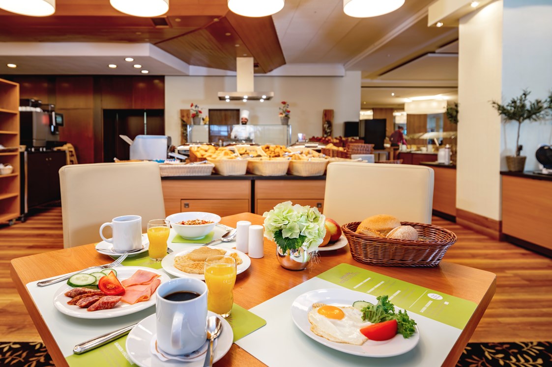 Mountainbikehotel: Abwechslungsreiches Frühstücksbuffet mit Waffel- und Eierstation - AHORN Panorama Hotel Oberhof