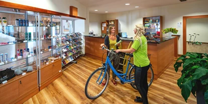 Mountainbike Urlaub - Hotel-Schwerpunkt: Mountainbike & Wandern - Hoteleigener Fahrradverleih für Ausleihe von City- und Mountainbikes, Kinderfahrrädern, Ausleihe von Kinderfahrradhelmen - AHORN Panorama Hotel Oberhof