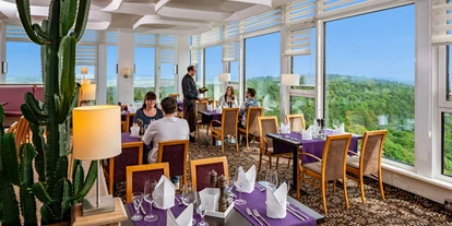 Mountainbike Urlaub - Hotel-Schwerpunkt: Mountainbike & Wandern - AZado Restaurant & Café mit Blick über den Thüringer Wald - AHORN Berghotel Friedrichroda