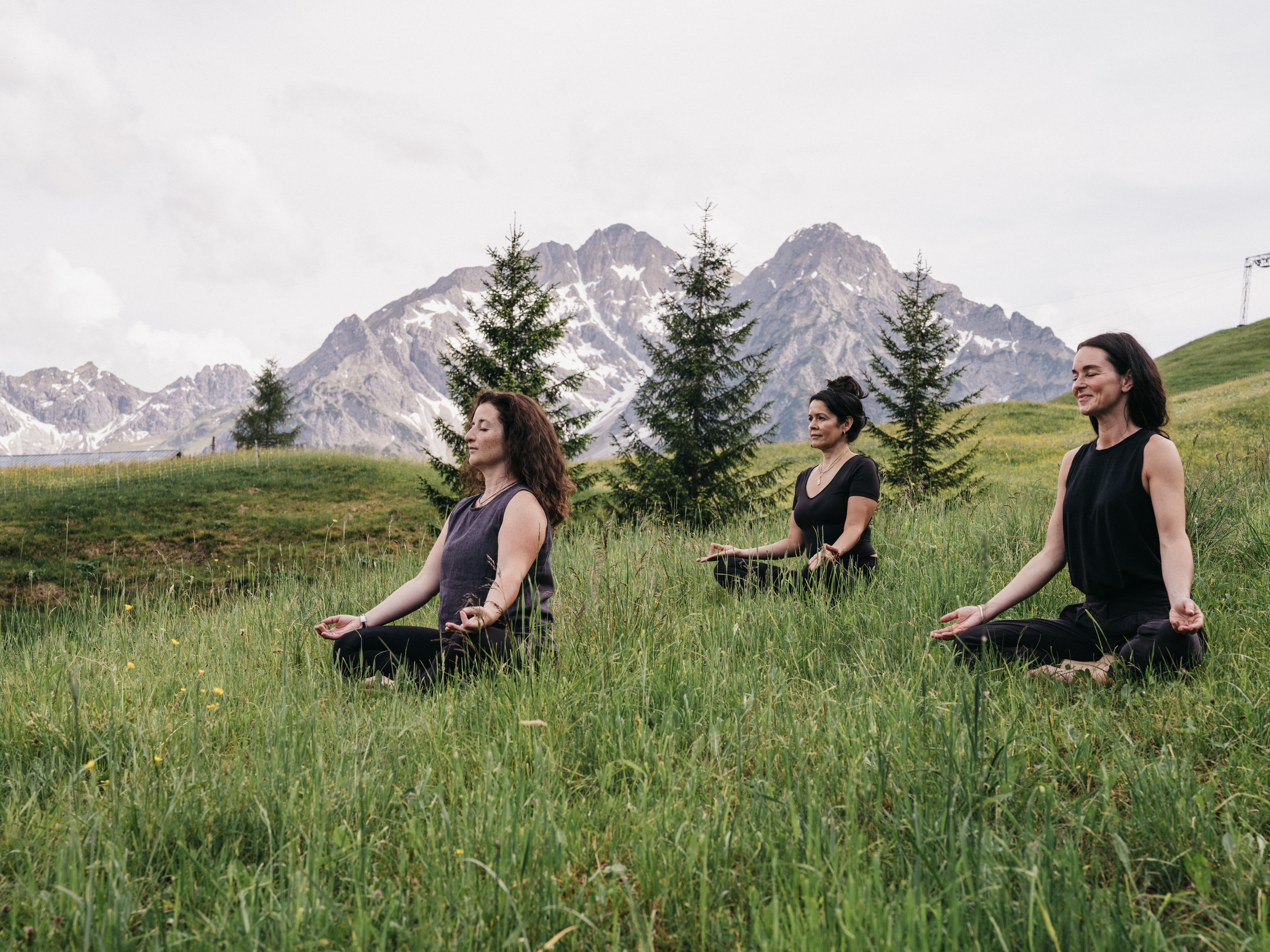 Mountainbikehotel: Yoga auf der Wiese mit Bergblick - Das Naturhotel Chesa Valisa****s