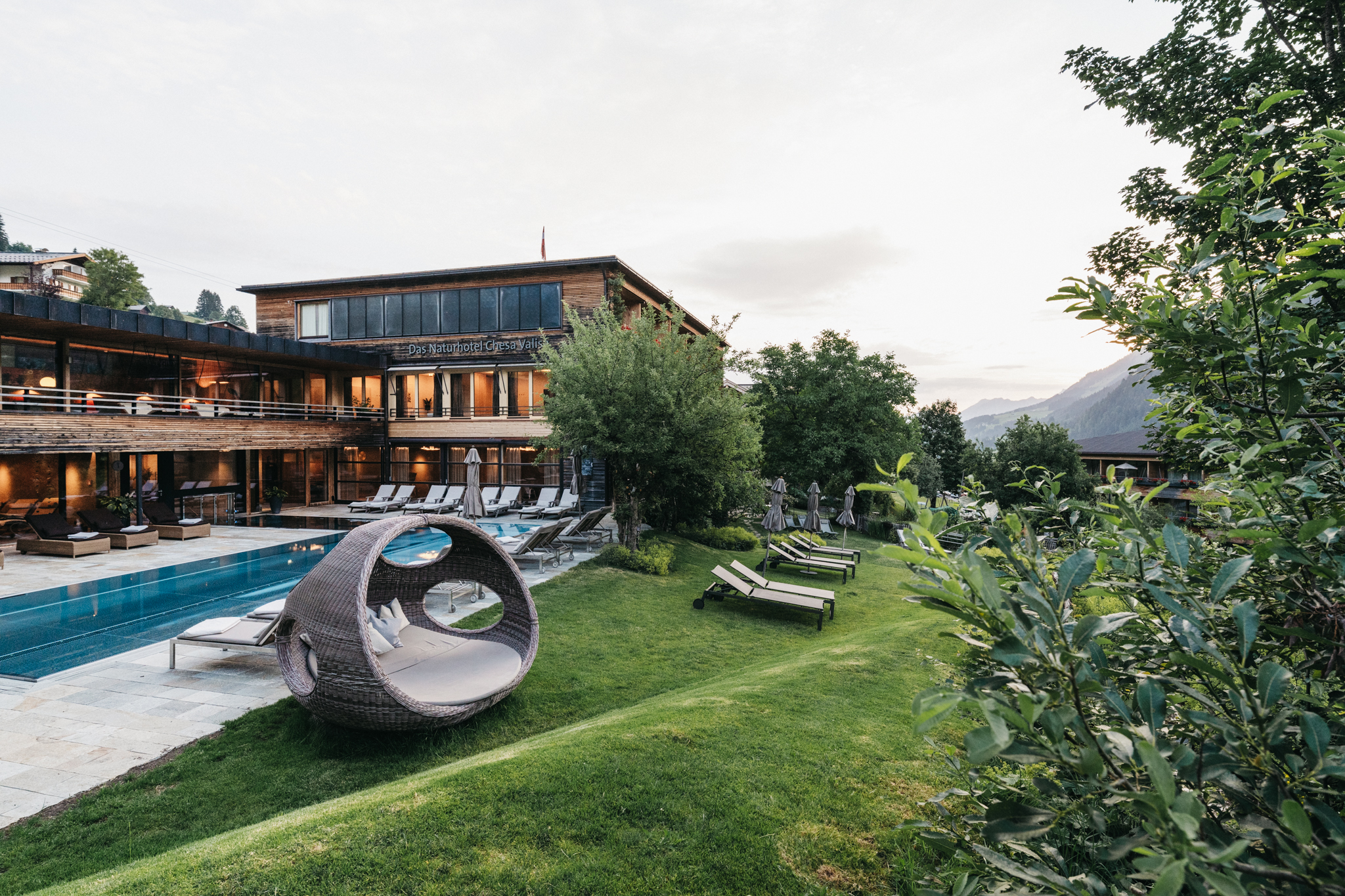 Mountainbike Urlaub - Arzl im Pitztal - Poolbereich mit Liegewiese - Das Naturhotel Chesa Valisa****s