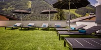 Mountainbike Urlaub - Kirchberg in Tirol - Liegewiese mit Hammer-Panorama - Hotel Astrid