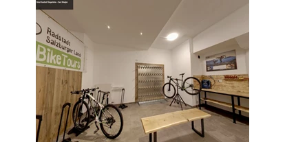 Mountainbike Urlaub - PLZ 8982 (Österreich) - Absperrbarer Radkeller mit Service-Werkbank im Hotel Stegerbräu - Hotel Stegerbräu Radstadt im Pongau